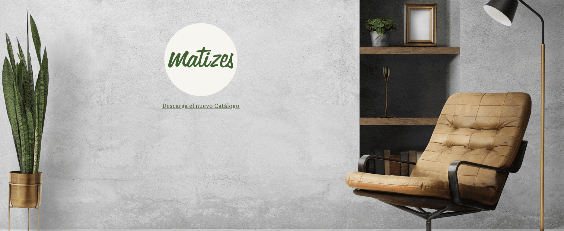 Sillón de cuero, planta de serpiente y logo de Matizes sobre una pared gris texturizada.
